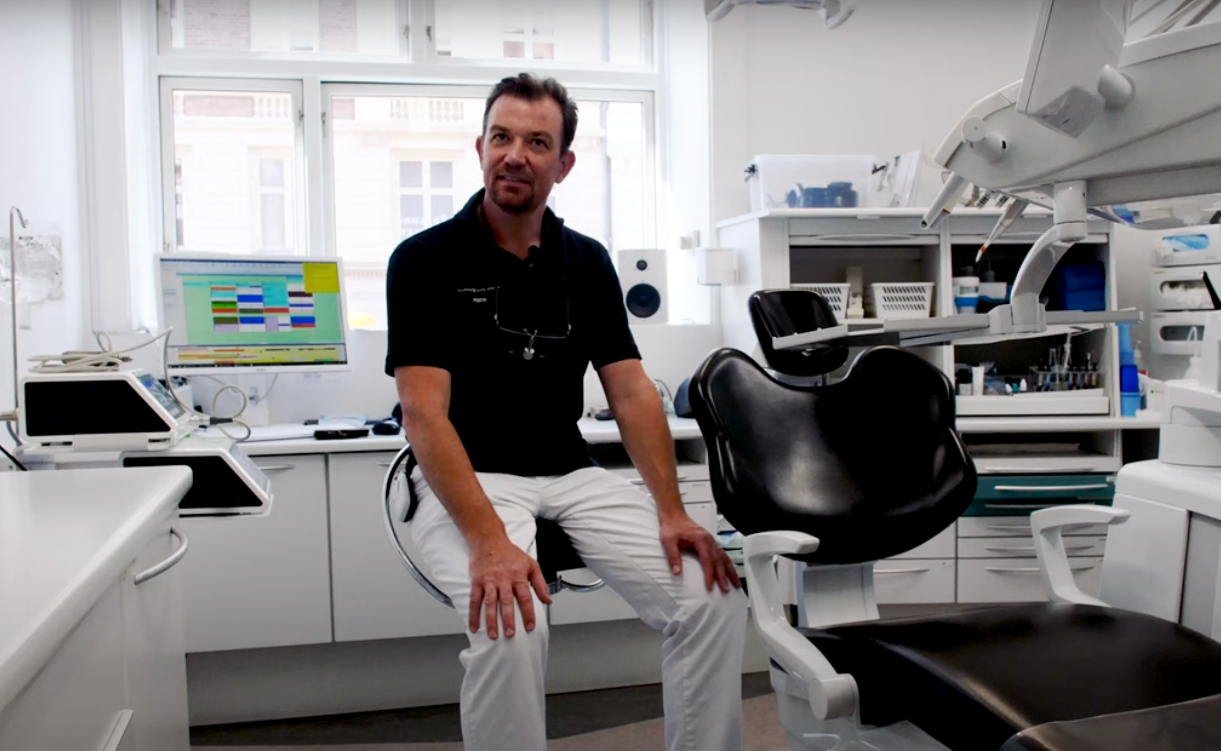 Last inn video: Tannlege snakker om hvor fornøyd han er med å sitte på en InCharge Flex-klinikkstol.